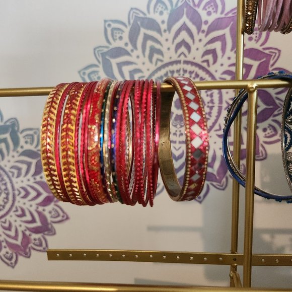 Assorted red bangles - Picture 2 of 3